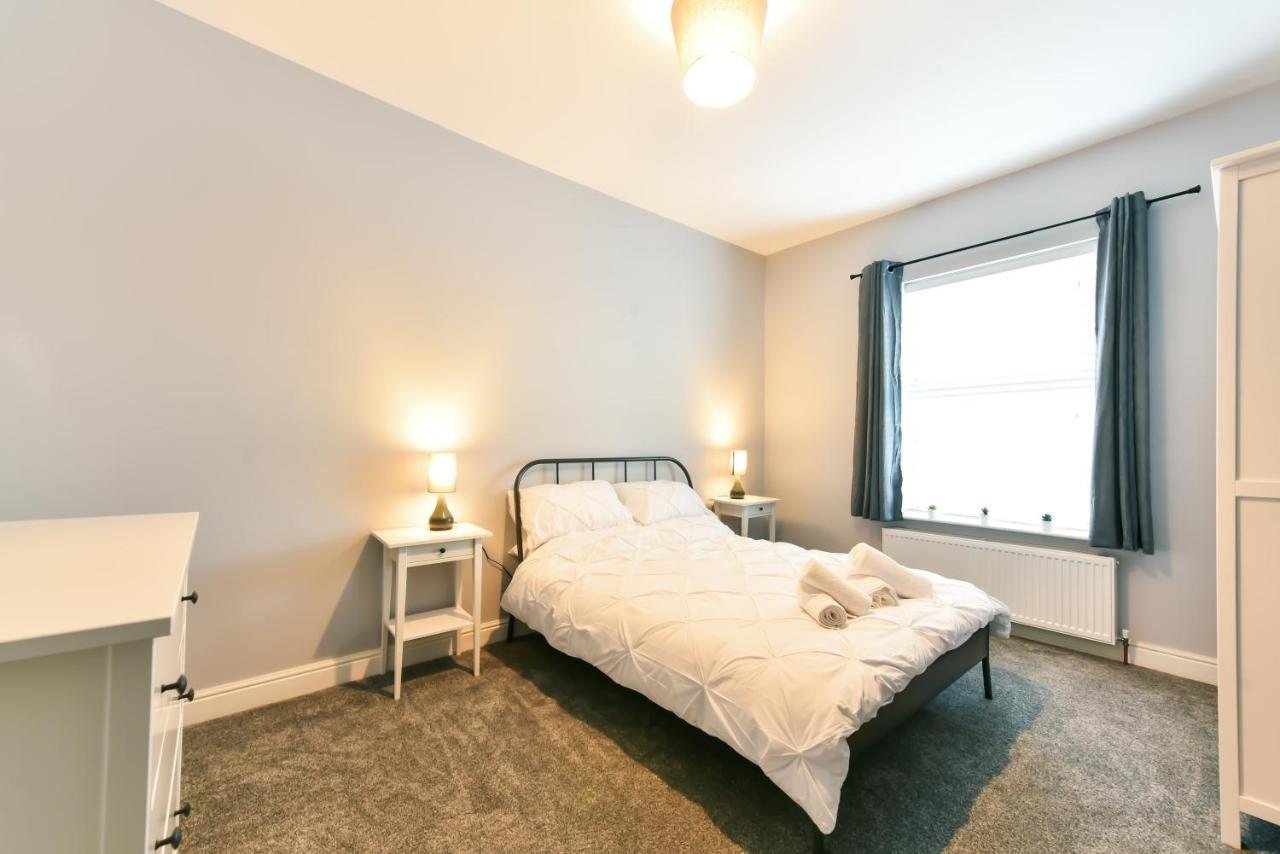 4 Bedroom, 2 Bathroom House - Free Parking بونتفراكت المظهر الخارجي الصورة